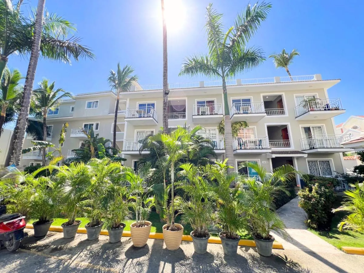 Image 4 of ARENA PALMS Pool Club & Studios