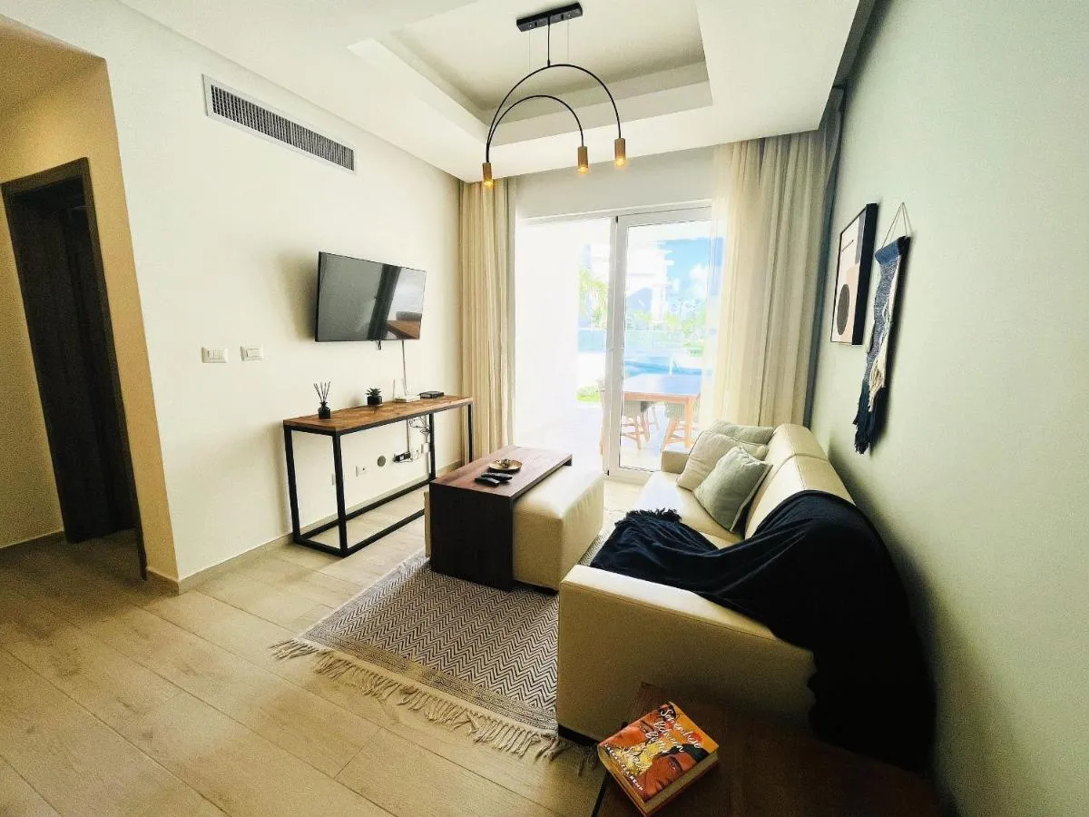 Image 1 of Beauty Playa Coral Pool front ground F12