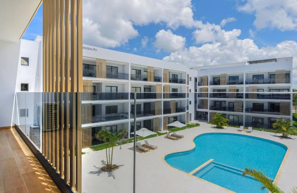 Image of Beauty condo pool views with gym close to the beach