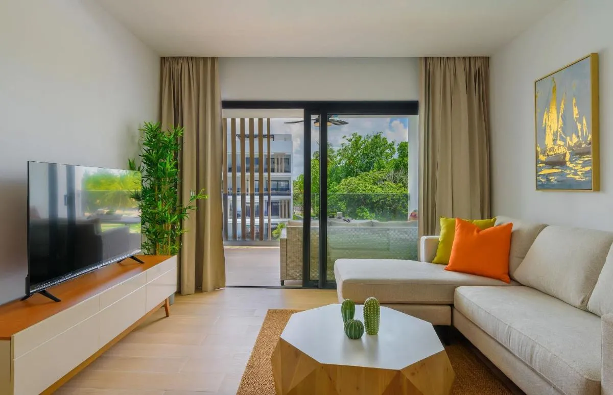 Image 2 of Beauty condo pool views with gym close to the beach