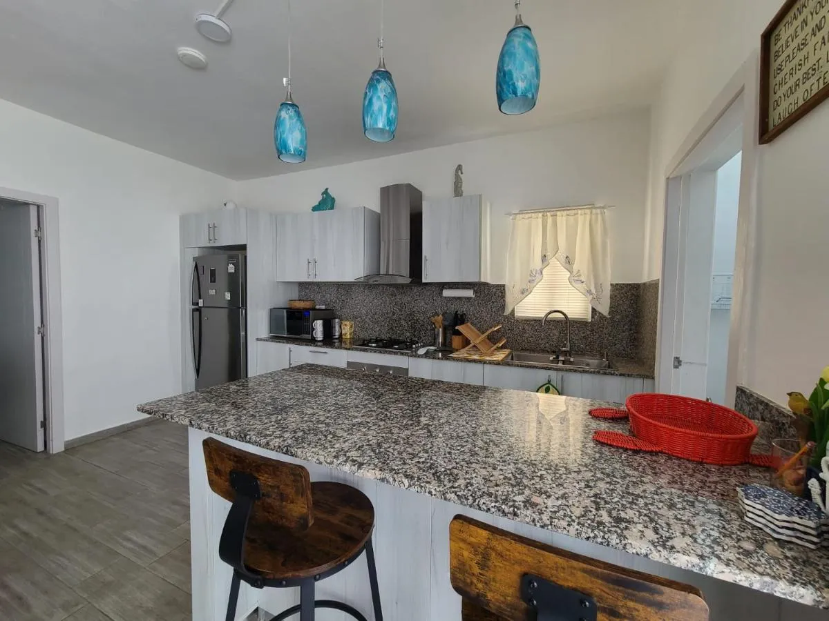 Image 4 of Cozy 2 bedroom apartment 7 minutes walk to beach.