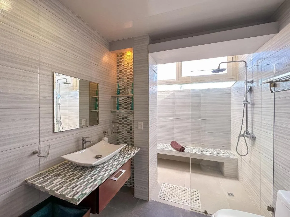 Image 2 of Gorgeous 1 BR PH apartment w Jacuzzi