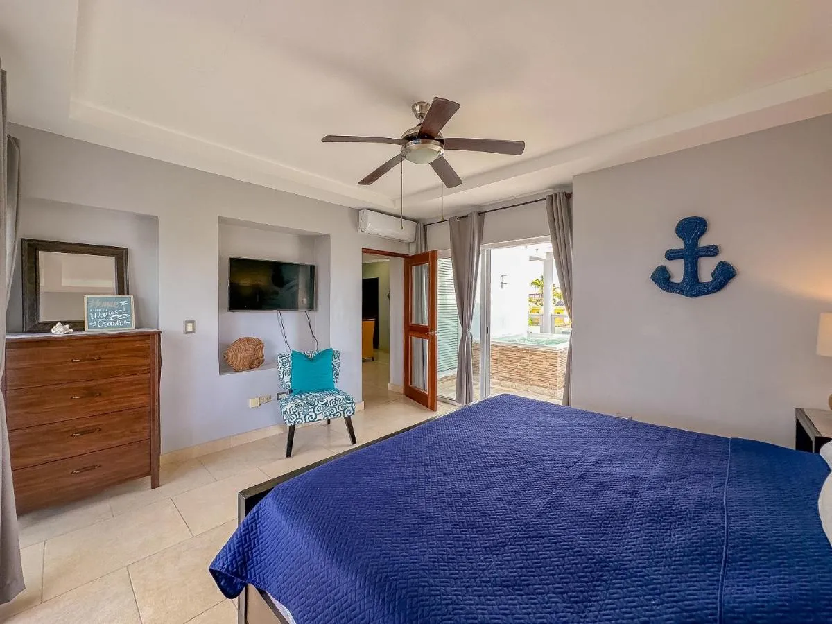 Image 1 of Gorgeous 1 BR PH apartment w Jacuzzi