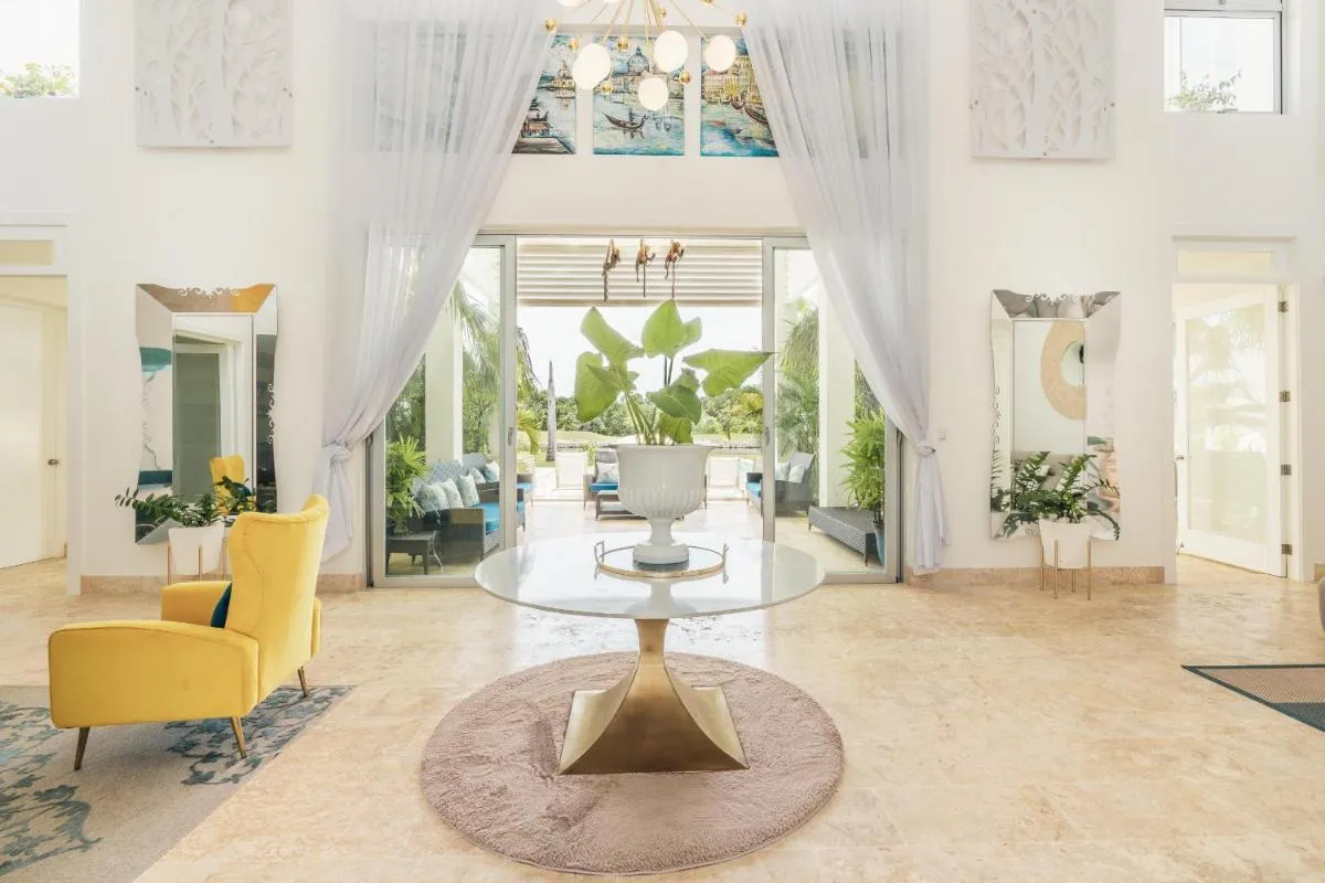 Image 2 of Luxury lakefront vacation paradise!