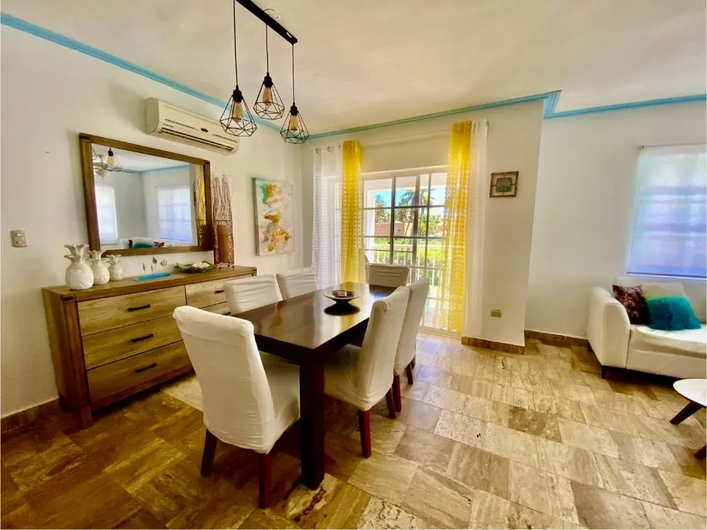 Image of Madonna Pool Beach los Corales