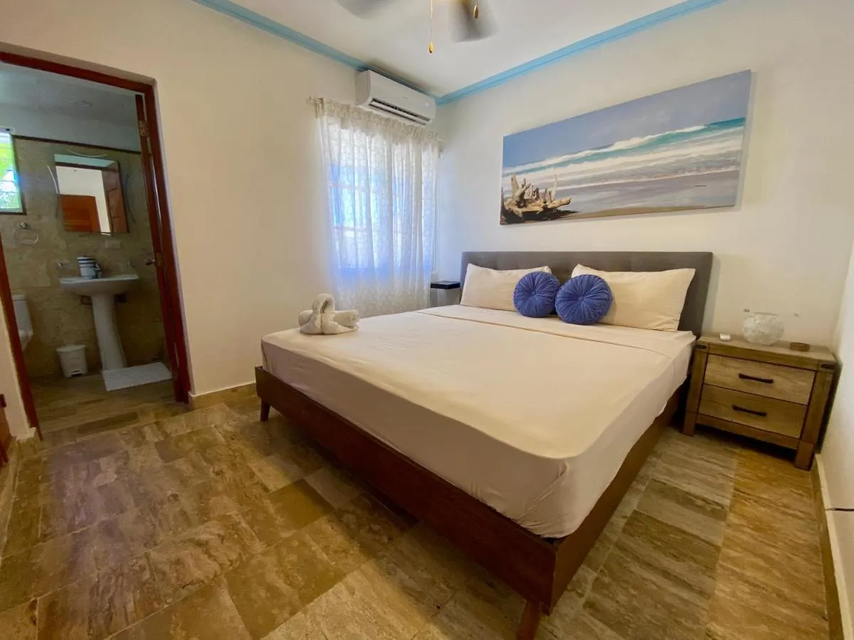 Image 2 of Madonna Pool Beach los Corales