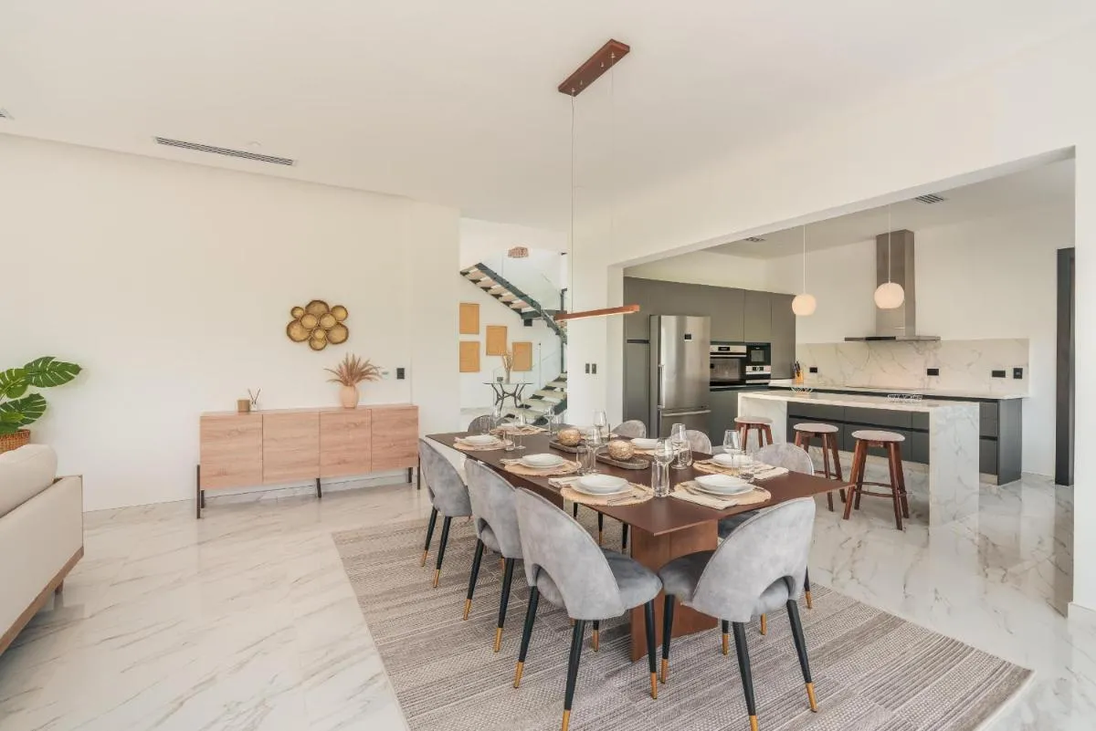 Image 1 of Magnificent villa with maid and pool at Caleton