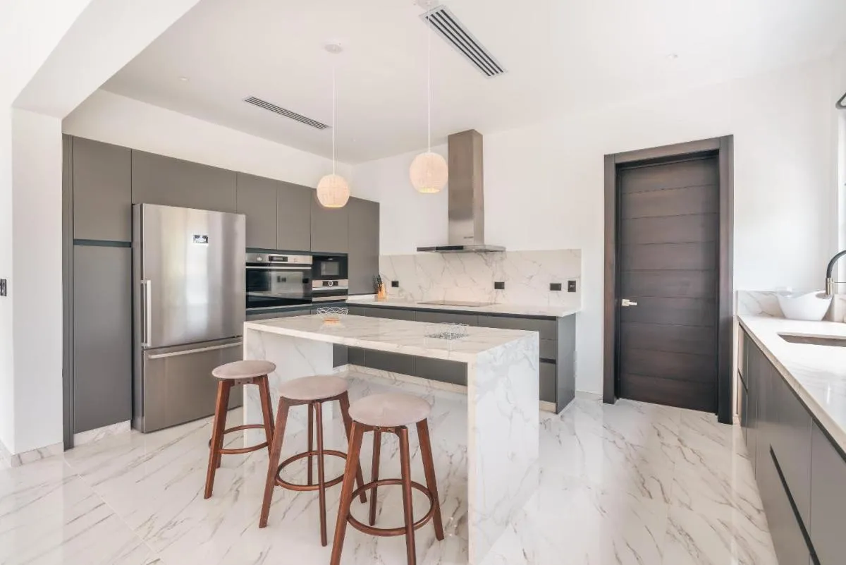 Image 2 of Magnificent villa with maid and pool at Caleton