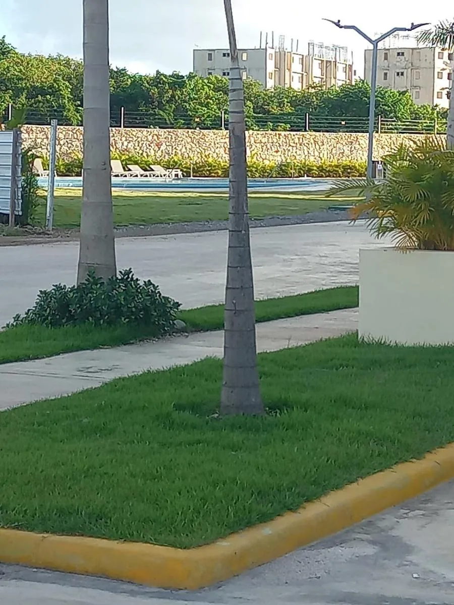 Image 4 of Pool Breeze 202