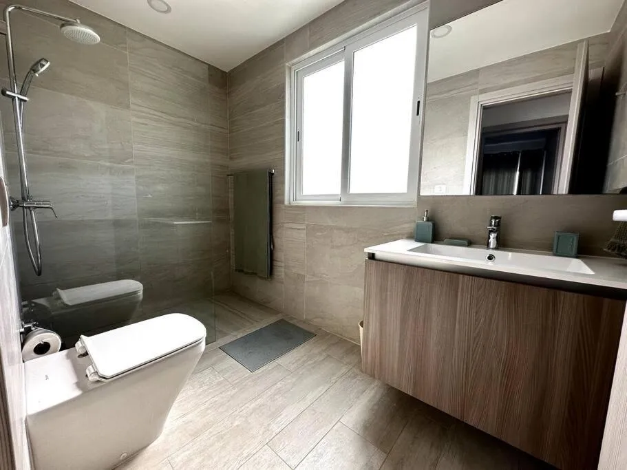 Image 2 of Spacious 1 Bedroom Apartment Near The Beach