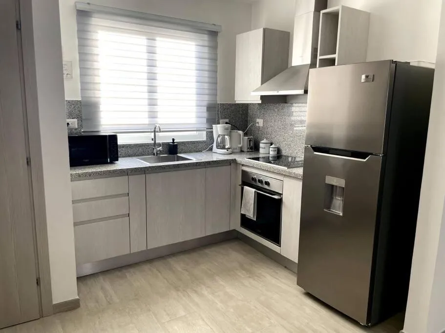 Image 3 of Spacious 1 Bedroom Apartment Near The Beach