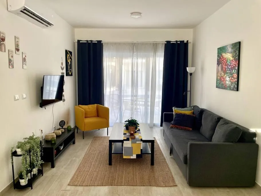 Image 4 of Spacious 1 Bedroom Apartment Near The Beach