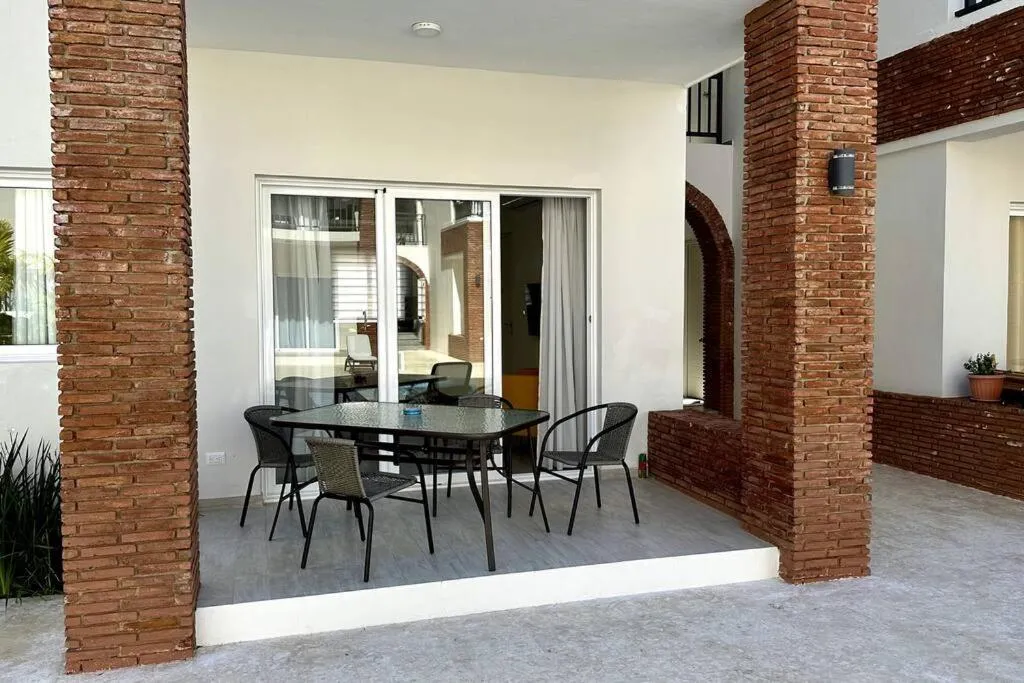 Image 6 of Spacious 1 Bedroom Apartment Near The Beach